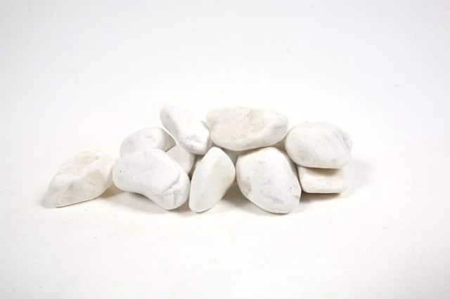 חלוקי נחל לבן שלג שק 20 ק"ג