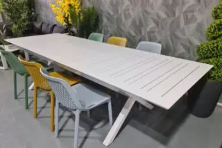 שולחן אלומיניום איקס לבן נפתח סוסיאדד 100x216/297 כולל 6 כסאות מעצבים