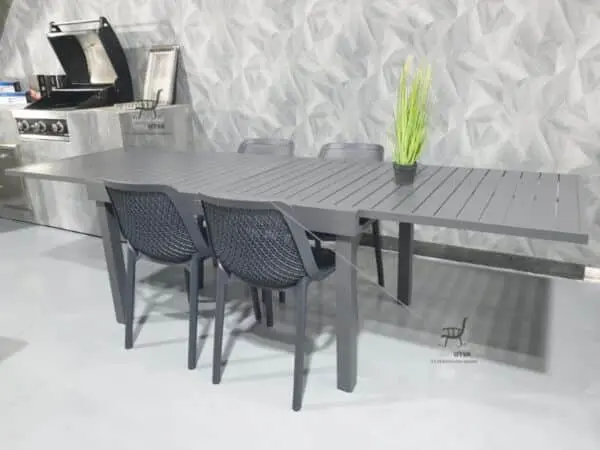 שולחן 135/270 אלומיניום כולל 4 כסאות מעוצבים דגם לירון צבע אפור כהה