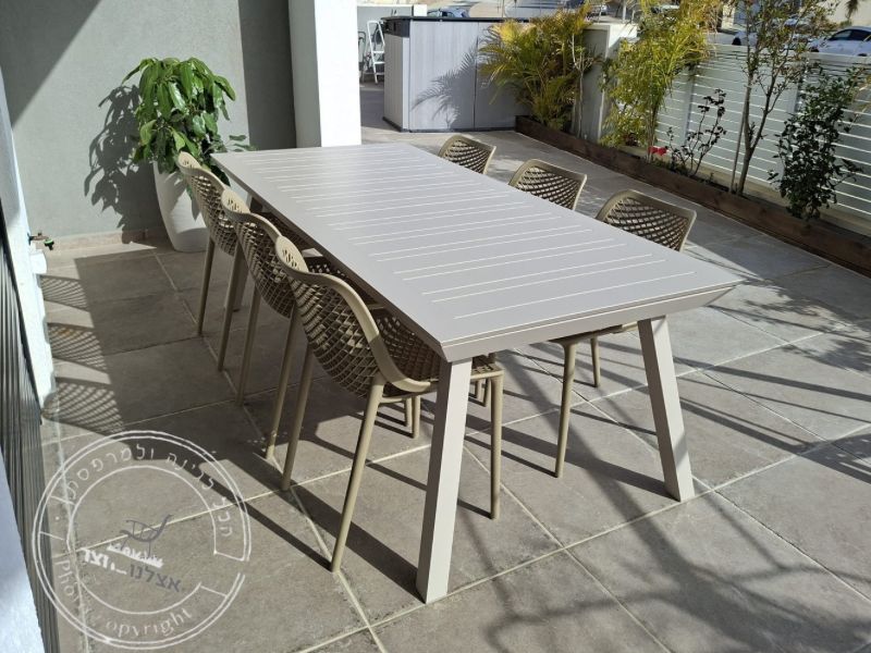 שולחן אלומיניום נפתח דגם בטיס צבע שמפניה 100x216/297 כולל 6 כסאות לימסול צבע לאטה